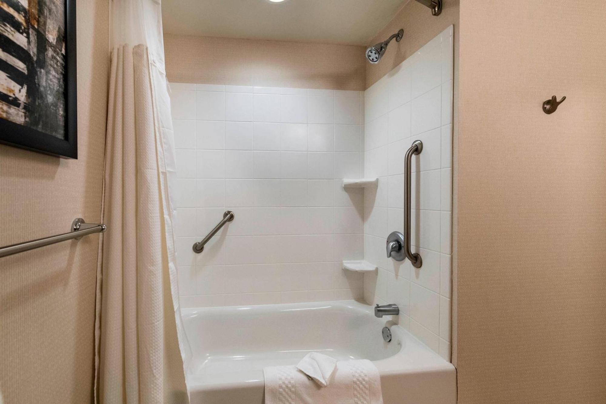 Courtyard By Marriott Atlanta Buford Mall Of Georgia Bagian luar foto